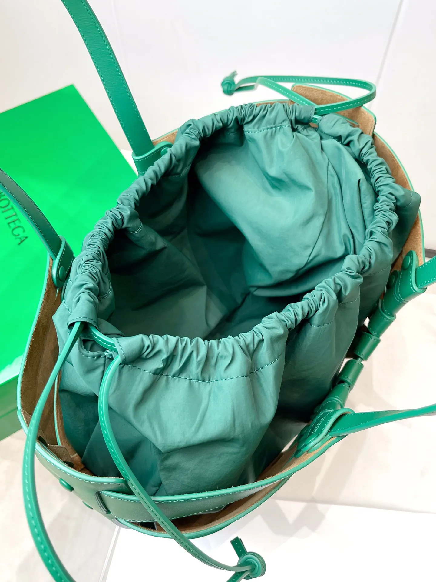 New style for early spring 2021~~~TheShell French calfskin cut shoulder bag, paper nylon drawstring bag, rivet decoration, leather rope buckle, chic and elegant, casual and versatile, eye-catching new design. Small size: 40cm*25cm*12cm